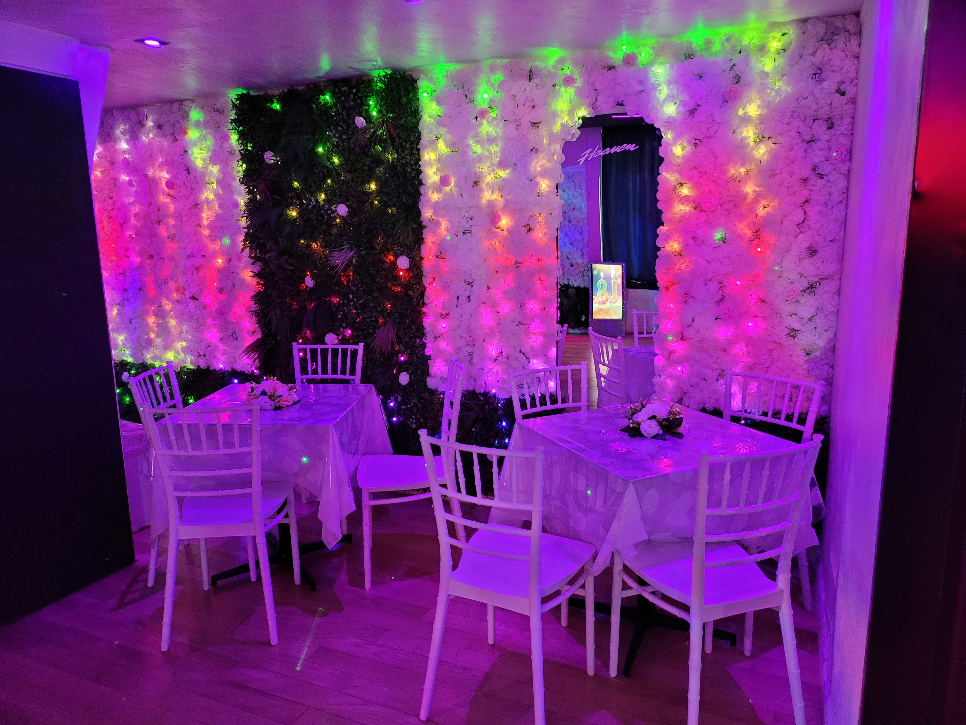 Dettaglio mise en place per evento privato con sedie eleganti