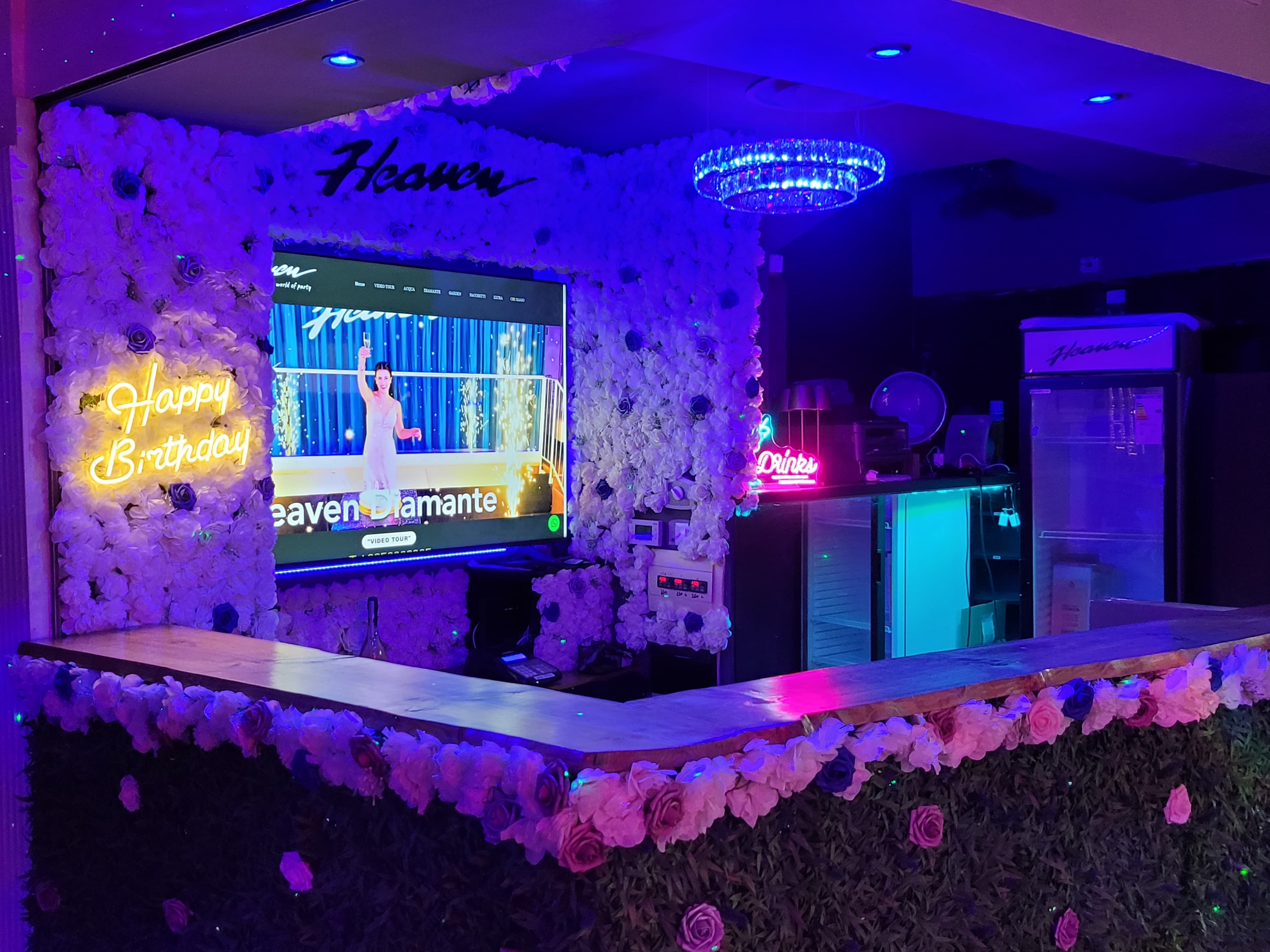 Postazione bar Heaven Sala delle Rose illuminata con decorazioni floreali